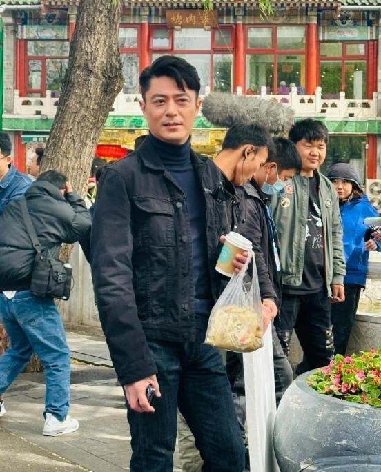 47岁霍建华街头素颜曝光！骑共享单车拍戏，七年消失真相惊人，婚变传闻不攻自破