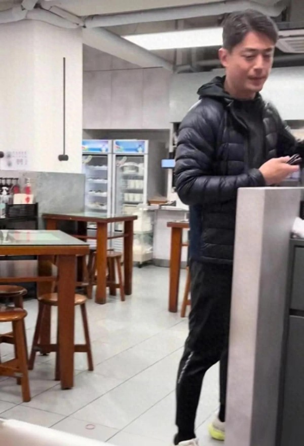 学生早餐店偶遇霍建华，暖心买单引惊喜