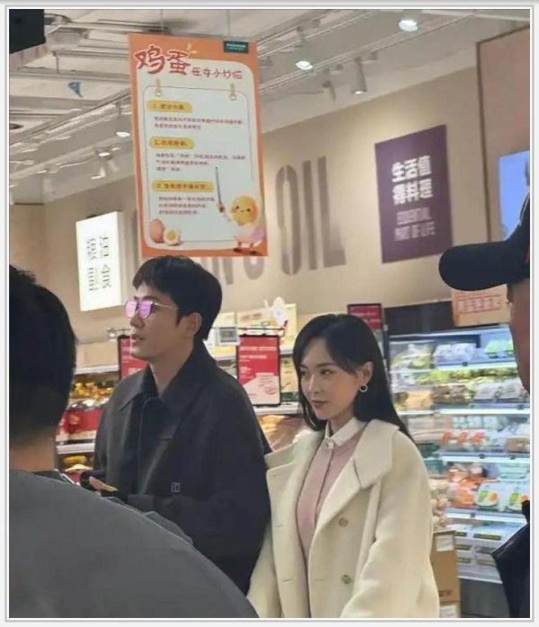 杨幂时尚商务稳定开花，唐嫣FENDI欧莱雅活动勉强撑场：流量和商业价值对比，她输得彻底！