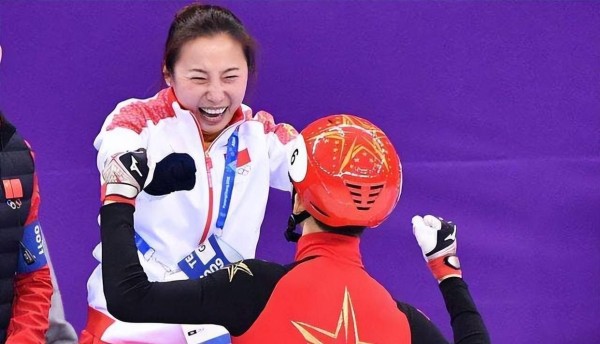 42岁王濛杀回内娱！三冠王转战“浪姐”引爆争议：是消费情怀还是突破边界？