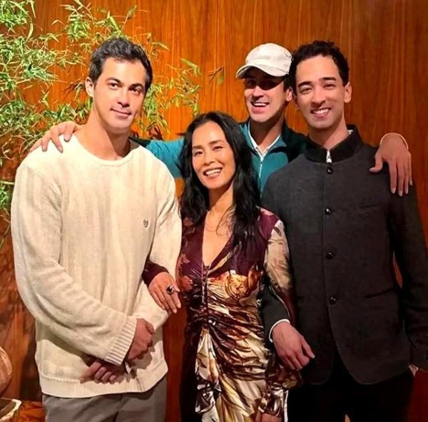 62岁韦唯生日，三儿子北京奔来！老二壮实老三清瘦，拥抱看哭人