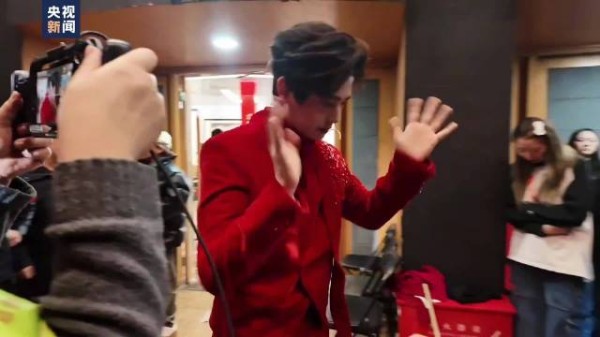 丁禹兮cut 穿红衣好喜庆好帅 和机器人互动抱抱 祝全国人民马年大吉