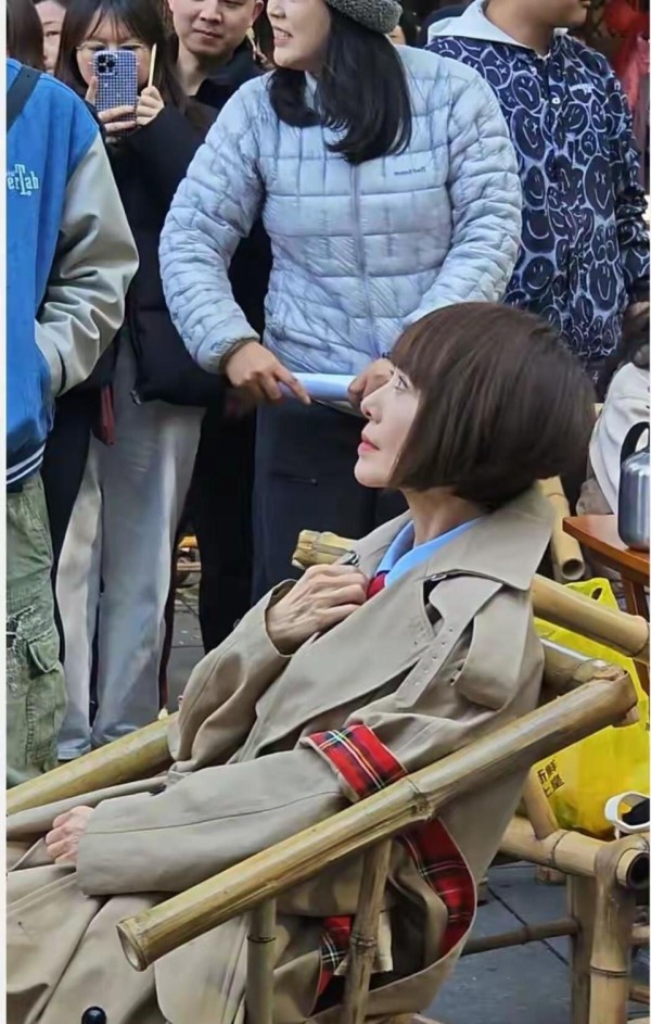 成都偶遇56岁鲁豫，身形单薄惹人担忧，手部骨节瘦得清晰可见