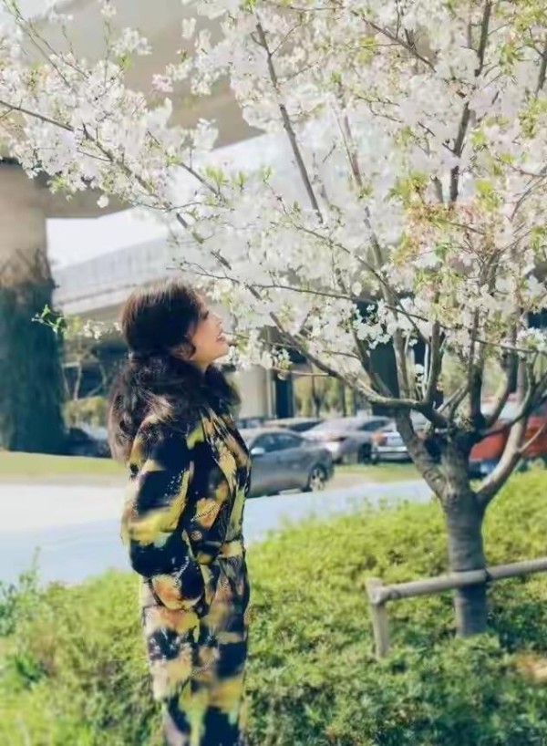 74岁刘晓庆新剪了短发年轻30岁，穿西装+阔腿裤，美得像换了个人