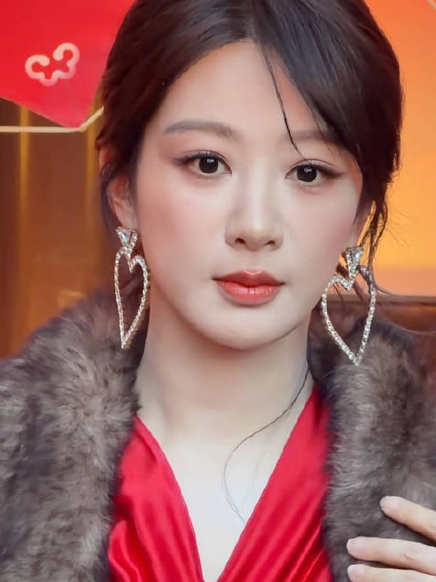 杨紫得吃了多少苦才有这么大变化,怼脸拍超美