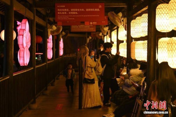 （新春见闻）千盏花灯点亮水乡夜色 杭州西溪灯会令人流连