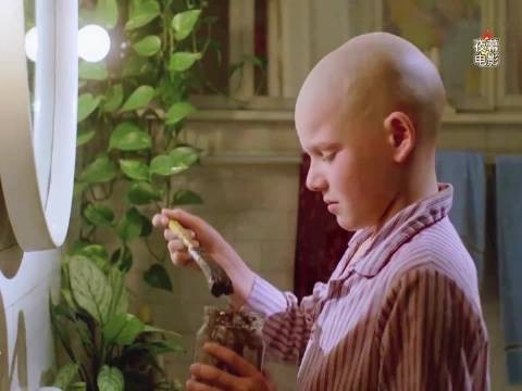 光头小男孩只是涂了自制生发剂，结果头发却不停的长！