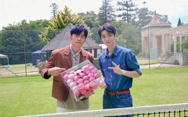 王俊凯晒与周杰伦合照俏皮喊话：没想到吧，还有！