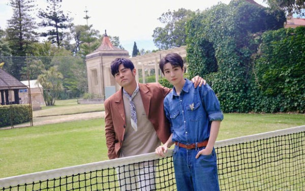 据悉，周杰伦曾与王俊凯合作单曲《剩下的盛夏》，并在《周游记》等节目中多次同框。2025年巴黎生日现场，王俊凯还与林俊杰一同为周杰伦弹唱生日歌、送上实体蛋糕，关系超好。