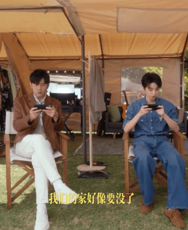 王俊凯与周杰伦一起拍视频。