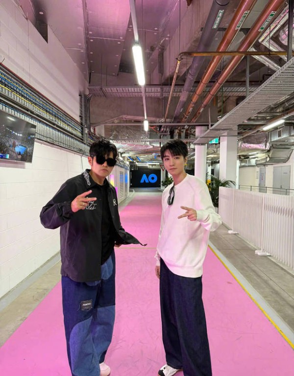 此前，王俊凯晒出与偶像周杰伦的合照，并配文：“<a target=