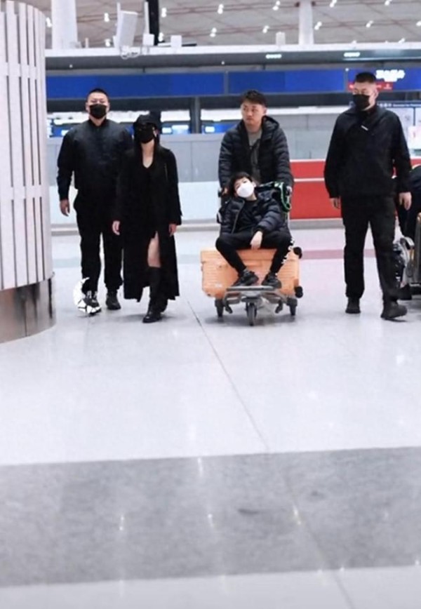 陈妍希母子现身机场,让星星回陈晓家过年,她独自返台被夸体面人