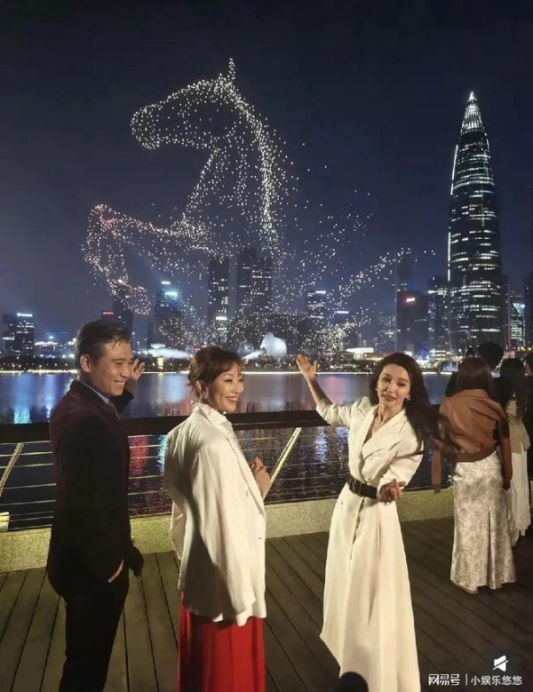 李乃文与李冰冰一起现身深圳，李冰冰颈纹好深，李乃文满头白发！