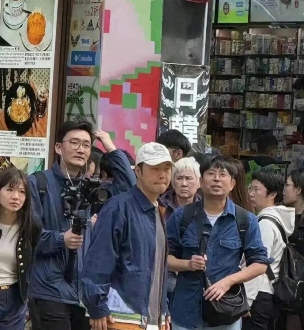 杜海涛香港街头瘦到认不出！撞色穿搭超时髦，婚后逆袭成型男
