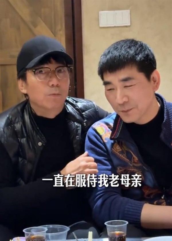 范明晒亲弟,家中兄弟仨,母亲住院9年都是弟弟照顾,称对不住他