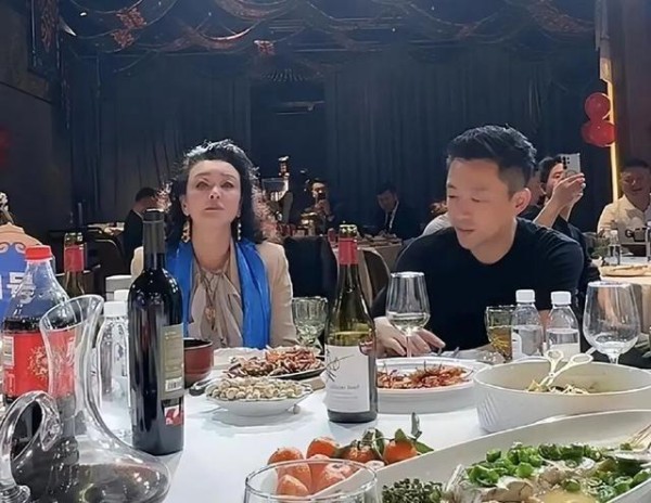 没老婆跟着就这状态？汪小菲年会黑脸不配合，兰姐数次破冰全失败