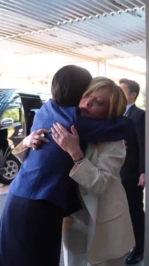 高市早苗临别紧搂梅洛尼称永远可指望