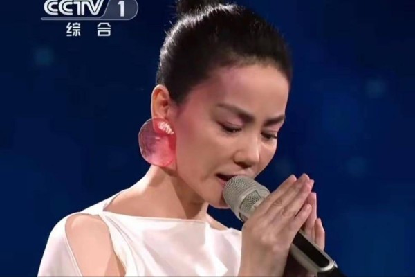 56岁王菲现身春晚彩排，穿白裙助理帮提裙摆，跟十几位保镖排场大