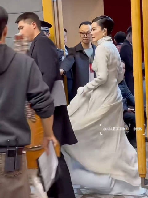 王菲现身标志性眼妆,白色长袍,完全女王气质!太期待了! 王菲马年春晚路透