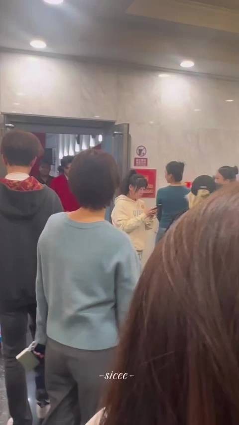 宋威龙春晚后台路透，旁边小姐姐直接都看呆了