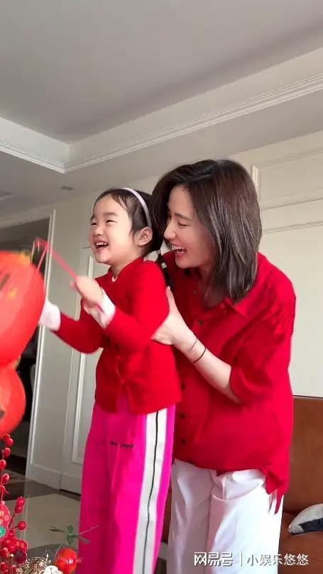 海哈金喜晒新年仪式感！穿红衣和女儿一起布置家，3岁夏夏好能干