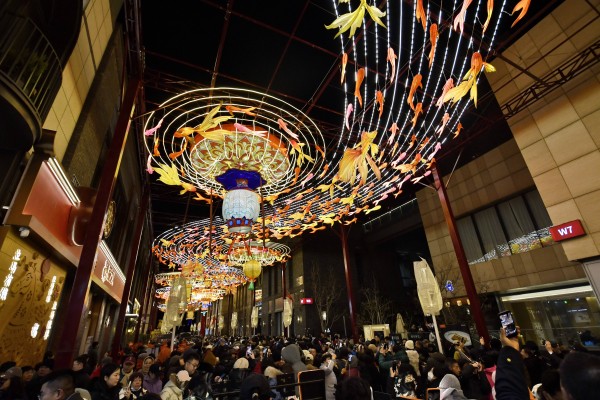 北京:灯映前门年味足