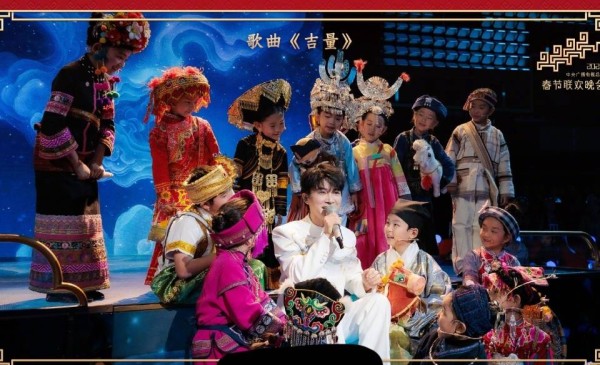 春晚三大动人瞬间：周深牵着的小女孩是台湾高山族原住民，于和伟望着的远方是海峡对岸