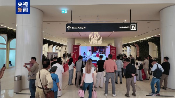 马年春晚闪耀全球最大商场，迪拜沉浸式品味中国“文化年夜饭”