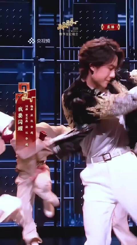 王一博表演中舞鞋打滑下沉5厘米，专业素养化解危机