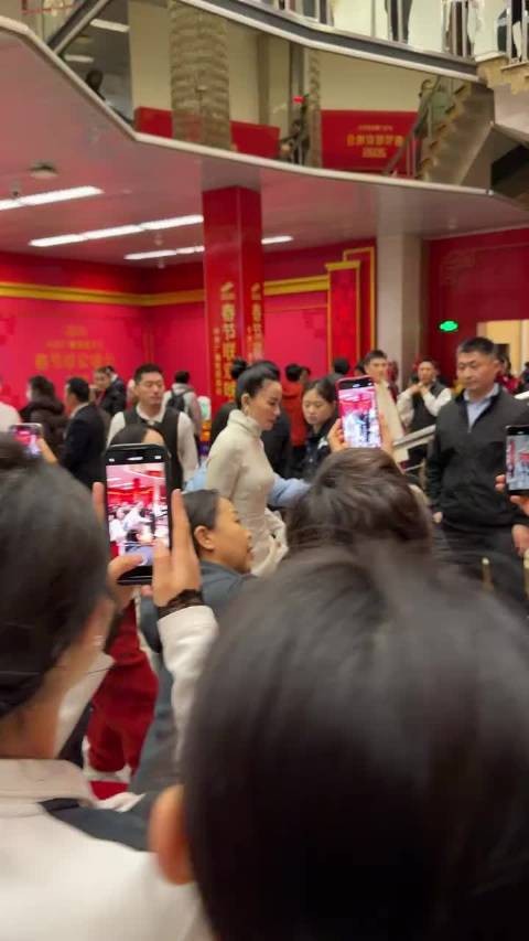 王菲春晚后台高清镜头，这样看是真的显老了