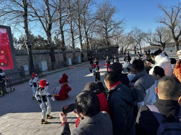 AI贺岁！大年初一颐和园机器人贺岁首秀喜气开场