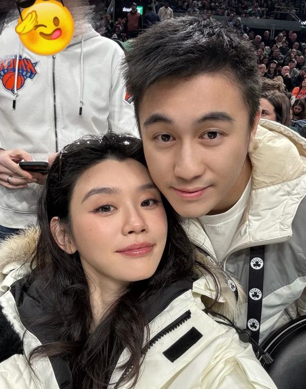 奚梦瑶晒照贺新年：与何猷君贴头合影好甜蜜，和何超欣一起看球赛