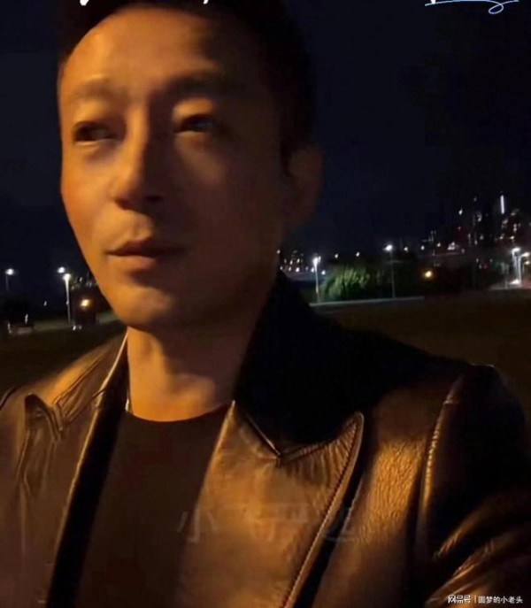 年初一晚上！汪小菲带孩子们去放烟花，小玥儿画爱心，逗笑马筱梅