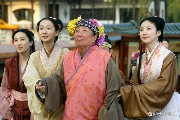 刘姥姥得到最珍贵礼物，不是100两银子，而是贾母送她的两件衣服