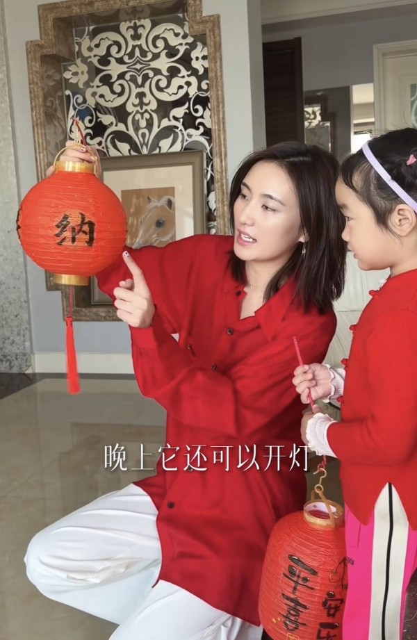 海哈金喜回邛崃上坟,4岁夏夏陪外公祭拜,程爸看着比李亚鹏年轻