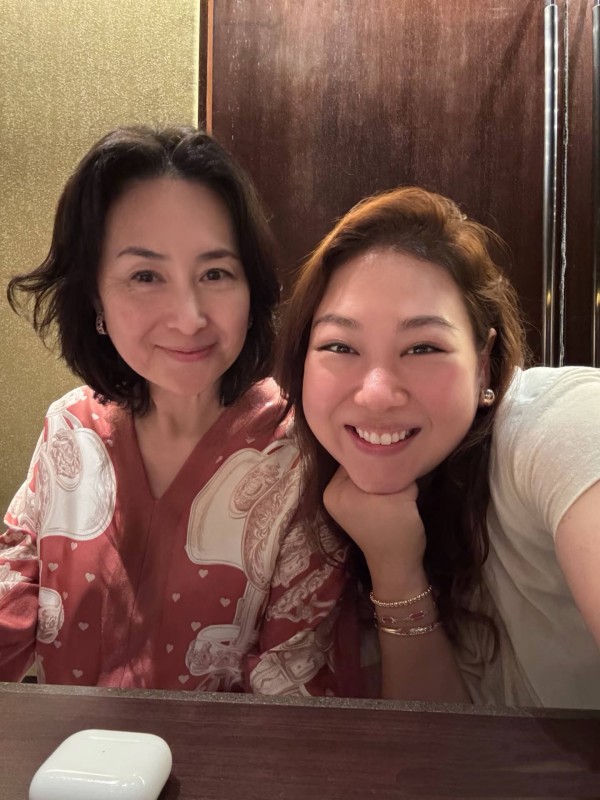 63岁何超琼陪干女儿过年，穿红衣还有少女感，比小24岁曾美慧还俏