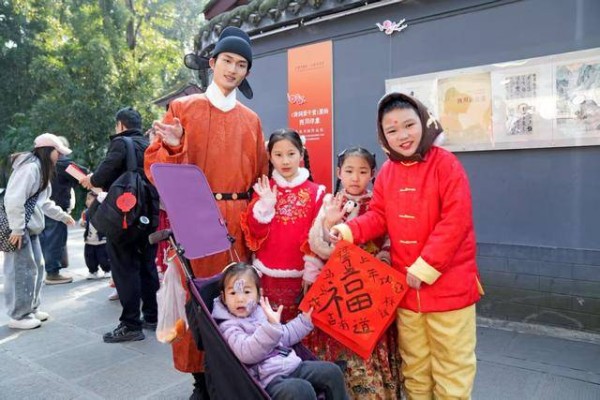 杜甫草堂暖心举措护航春节舒心游