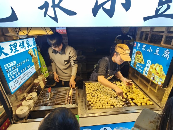 烟火升腾年味浓！昆明双桥夜市成春节“逛吃”打卡地