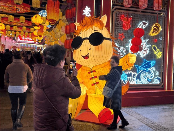 青岛市市北区：千灯点亮大鲍岛 糖球会灯会燃动新春人气
