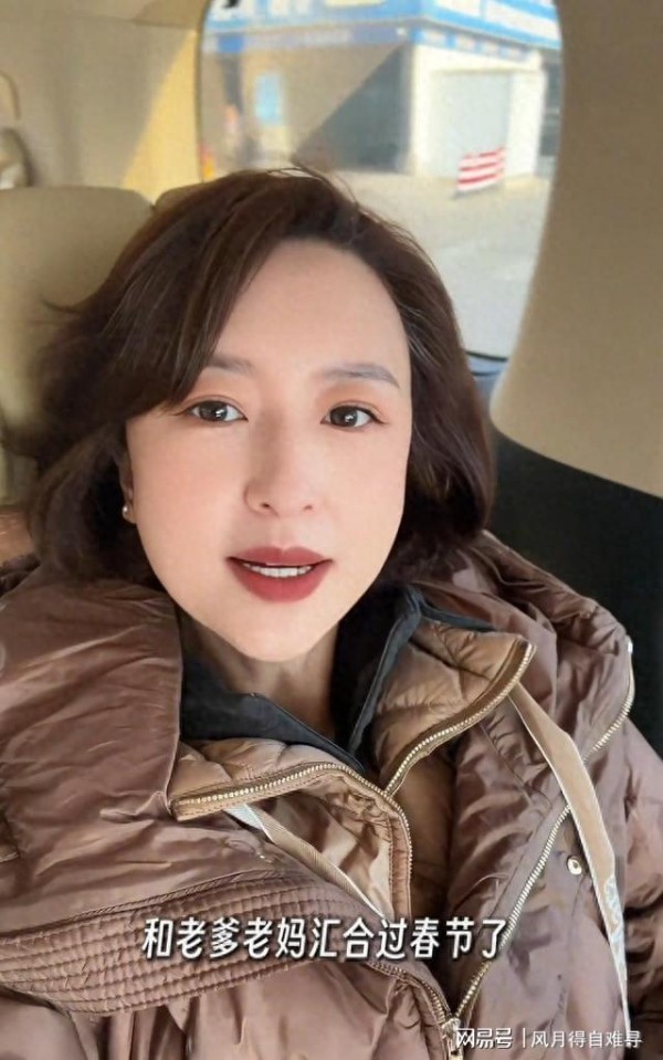 46岁张蕾大年初二回娘家陪爸妈过年，父母都好年轻，笑得好开心