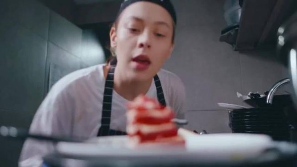 洗碗工只是偷吃了口蛋糕,却意外改变了她的人生