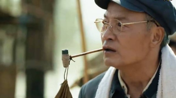 男人狗仗人势欺负老头,当得知其身份后瞬间傻眼了