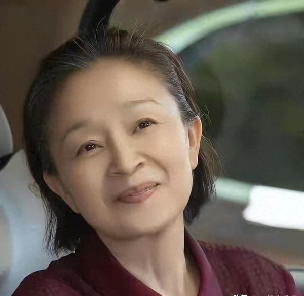67岁刘莉莉近况：定居日本，嫁富商不再拍戏，不婚女儿成为心病