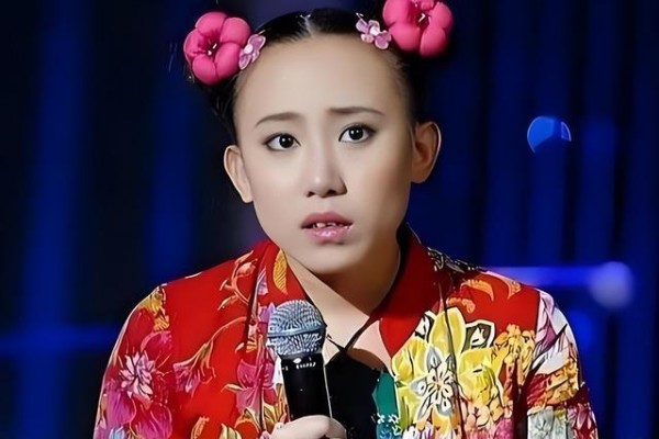 一手好牌打稀烂！从春晚笑星到县城卖唱，如今她是3个孩子的妈