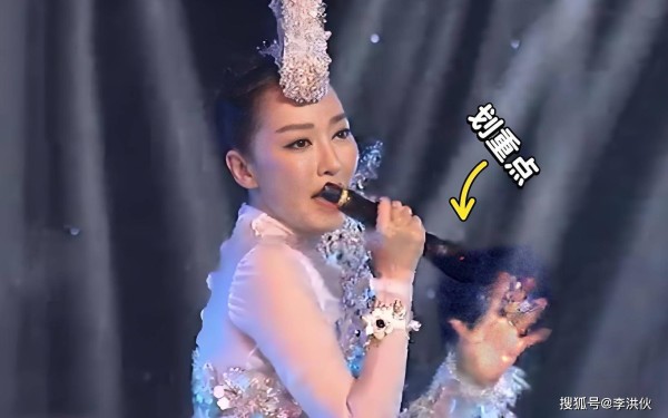 镜头下的尴尬瞬间：还原萨顶顶16年元宵晚会神操作，倒拿话筒假唱