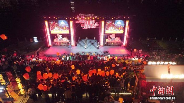 2026“新春江畔音乐会”在黄山屯溪河街举办