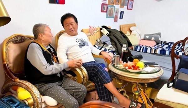 68岁知名演员陪89岁老母亲过年,硬挤在老妈客厅1.3米的小床上