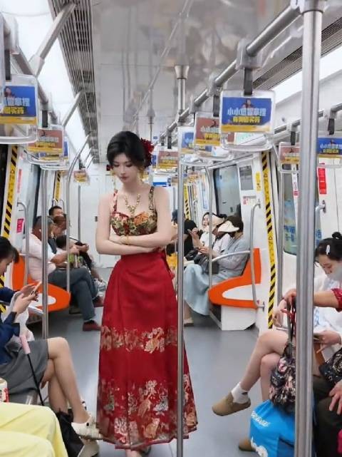 这应该是地铁里能遇到的颜值天花板了吧