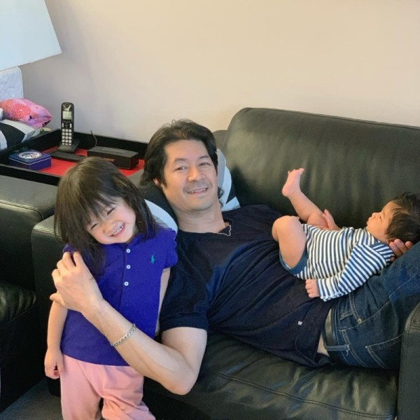 钟嘉欣的老公都有帮手照顾仔女。