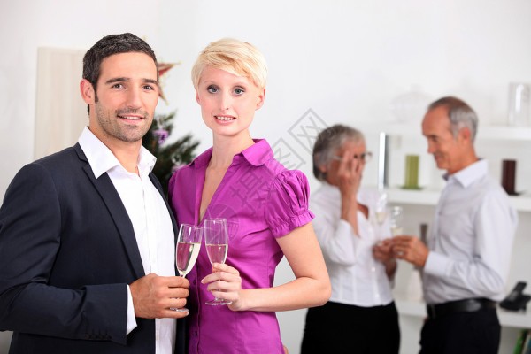 情侣有聚会庆典姻亲高清图片